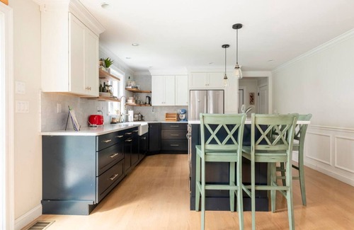Woburn House | Home in Woburn - Family + Pet Friendly!