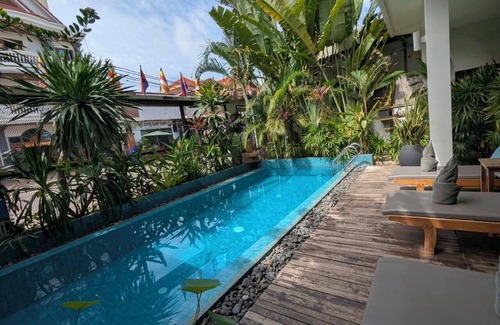 Downtown Siem Reap Apartment | Home-like Stay in Three-Bedroom Suite with shared pool, 2 mins to Pubstreet