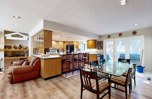 Upper Kingsbury House | Home minutes to lodge & lifts with private hot tub & fireplace, sleeps 8