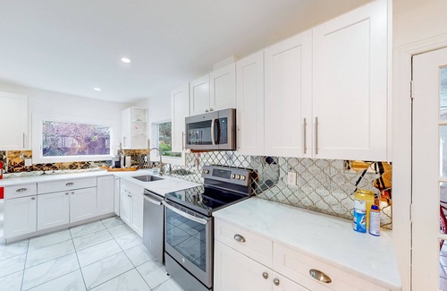 Old Northwood House | Home near the beach with a private pool, BBQ, patio, & AC