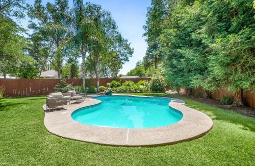 Clovis House | Home oasis with sauna, jacuzzi, pool & heated gazebo!