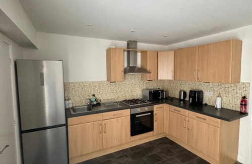 Manchester House | Home Sleeps5-netflix-parkg-near City Center/etihad