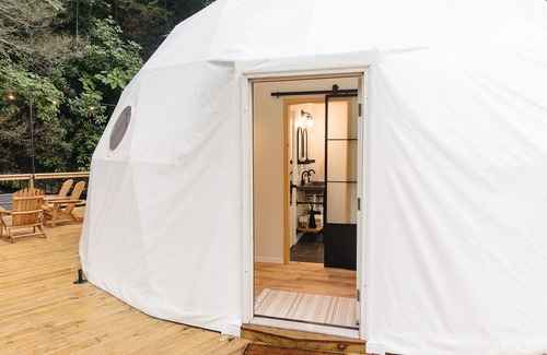 Campton Cabin | "Home Sweet Dome" MODERN TREEHOUSE STAY w/Hot Tub
