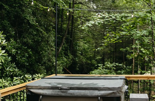 Campton Cabin | "Home Sweet Dome" MODERN TREEHOUSE STAY w/Hot Tub