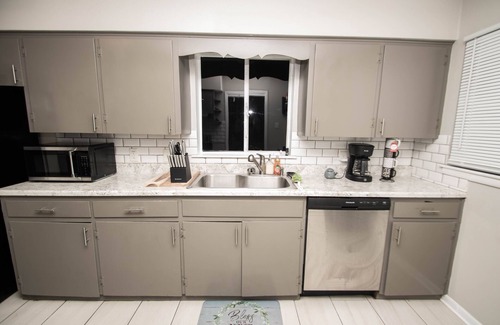 North Little Rock Ski Chalet | Home Sweet Home Amboy! Fire Place w/Enclosed Patio in Quiet Neighborhood