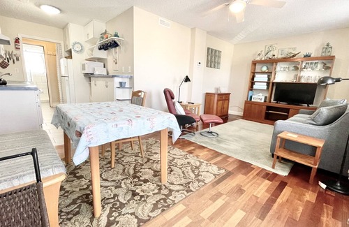 Isle of Palms Condo | Home Sweet Home 1 BR w Sleeper Sofa & Deck