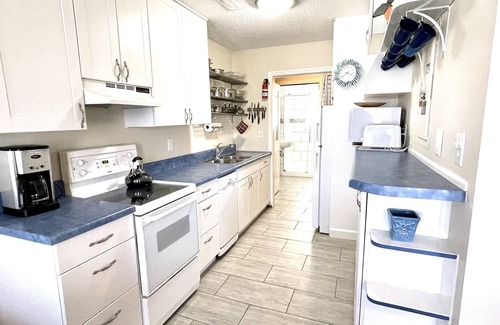 Isle of Palms Condo | Home Sweet Home 1 BR w Sleeper Sofa & Deck