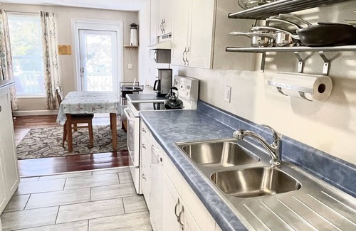 Isle of Palms Condo | Home Sweet Home 1 BR w Sleeper Sofa & Deck