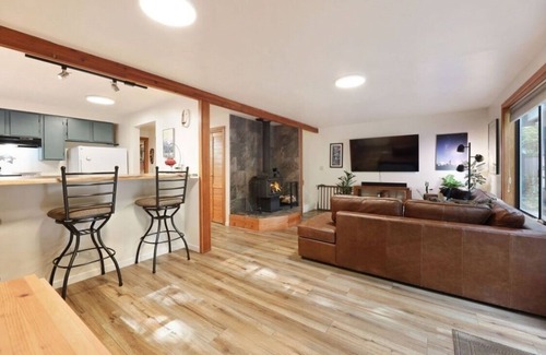 Baring Ski Chalet | Home Sweet Mountains. Cozy chalet with Hot Tub!