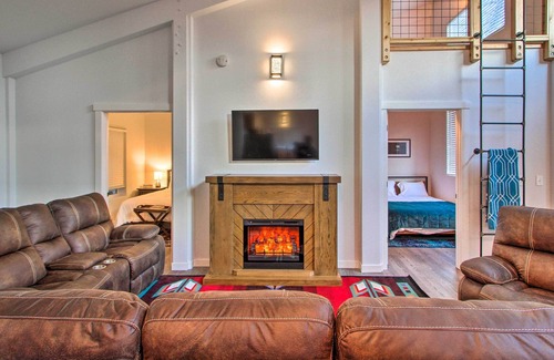 Paradise Estates Cabin | Home w/ Hot Tub < 5 Miles to Rainier National Park