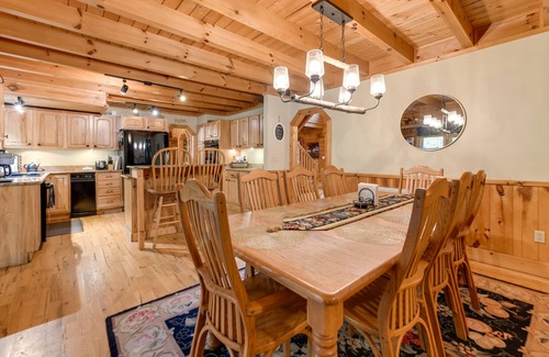 Waynesville Cabin | Home w/Indoor Spa: 8 Mi to Smoky Mtn Nat'l Park!
