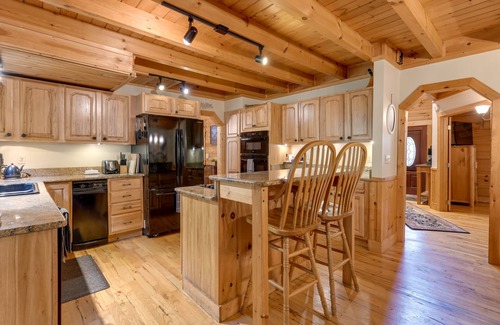 Waynesville Cabin | Home w/Indoor Spa: 8 Mi to Smoky Mtn Nat'l Park!