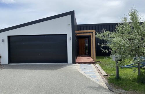 Albert Town House | Home with Beautiful Outlook