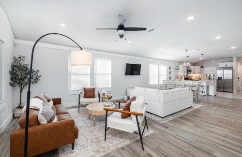 West Meadowbrook House | Home with Casita 5min Downtown and Karaoke plus Event Space