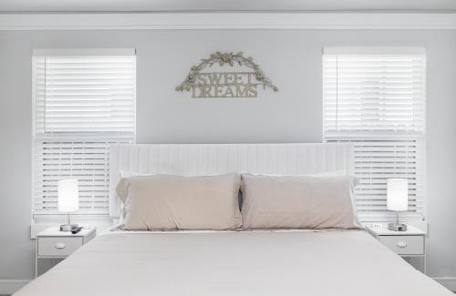 West Meadowbrook House | Home with Casita 5min Downtown and Karaoke plus Event Space