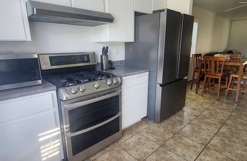 Farmersville House | Home with family King bed. To Visalia 4 min. Away. Near sequoia tional park