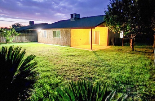 Farmersville House | Home with family King bed. To Visalia 4 min. Away. Near sequoia tional park