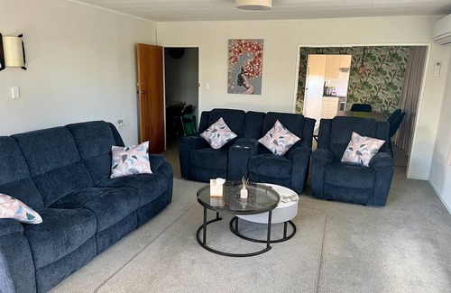 Rotorua House | Home with spa, sauna, garden in prime location
