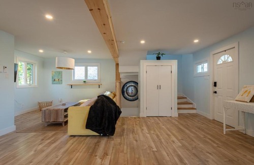 Fairview House | HomeAwayFromHome ~ Beautiful 4 Bedroom Home 7 mins from Downtown