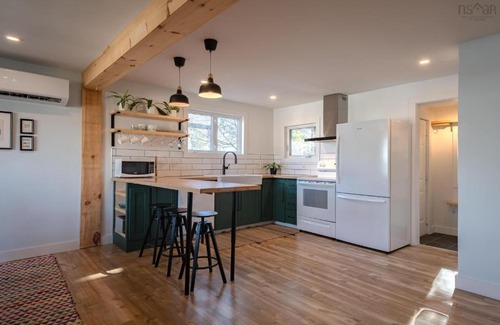 Fairview House | HomeAwayFromHome ~ Beautiful 4 Bedroom Home 7 mins from Downtown