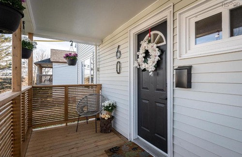 Fairview House | HomeAwayFromHome ~ Beautiful 4 Bedroom Home 7 mins from Downtown