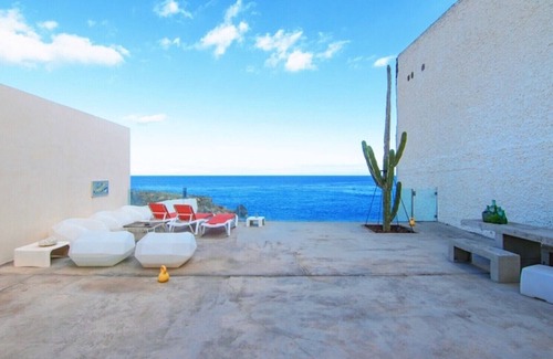 Arico Apartment | HomeForGuest NextDoor Oasis: ocean front, terrace, natural pool- HomeForGuest
