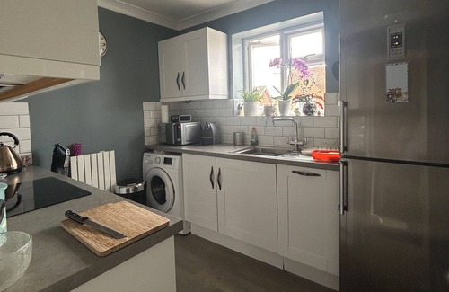 Walton-on-Thames Apartment | Homely 2 Bed Apartment in Walton - Sleeps 3 and Free parking