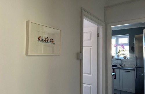 Walton-on-Thames Apartment | Homely 2 Bed Apartment in Walton - Sleeps 3 and Free parking