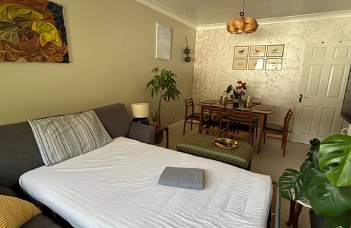 Walton-on-Thames Apartment | Homely 2 Bed Apartment in Walton - Sleeps 3 and Free parking