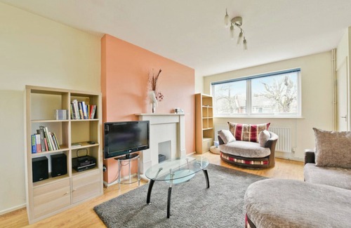 Middle Park and Sutcliffe Apartment | Homely 2-bedroom apartment in nice London with WiFi