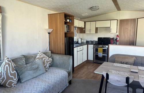 South Cerney Cabin | Homely 3 Bedroom Caravan in Cirencester