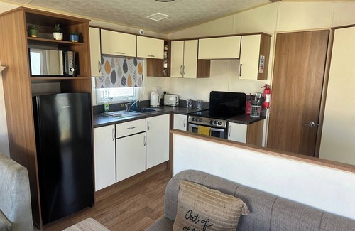 South Cerney Cabin | Homely 3 Bedroom Caravan in Cirencester