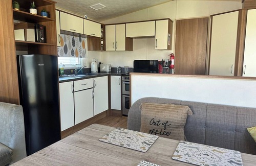 South Cerney Cabin | Homely 3 Bedroom Caravan in Cirencester