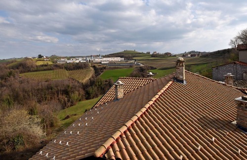 Belvedere Langhe Apartment | Homely Apartment with Roof Terrace, Garden Furniture, Garage