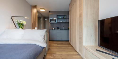 Schwanheim Apartment | Homely! Skyview Apartment Frankfurt Airport, Fair, Rooftop, Gym!
