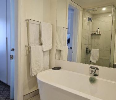 Sandown Apartment | Homely stay in the tallest building in Africa