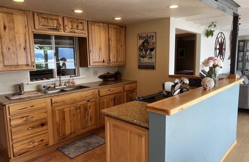 Homer House | Homer's Coastal Cottage with hot tub & sauna