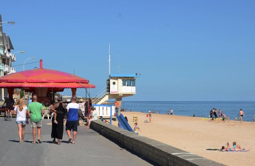 Bernieres-sur-Mer House | Homerez - 300m from the beach! House for 2 pers. in Bernieres-sur-Mer