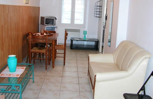 Neris-les-Bains Apartment | Homerez - Amazing apartement for 3 ppl. with garden at Néris-les-Bains