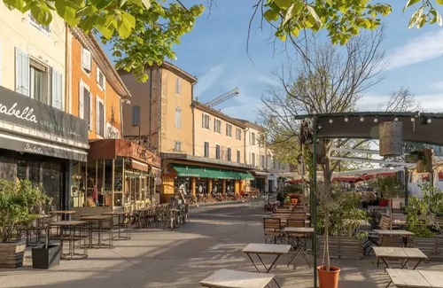 L'Isle-sur-la-Sorgue Apartment | Homerez - Apt. in L'Isle-sur-la-Sorgue