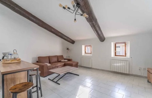 L'Isle-sur-la-Sorgue Apartment | Homerez - Apt. in L'Isle-sur-la-Sorgue