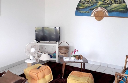 L'Autre-Bord Apartment | Homerez - Apartment 1 km from the beach for 4 pers. with sea views in Le Moule