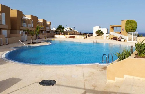 Poris de Abona Apartment | Homerez - Appartement 1 km away from the beach for 4 ppl. with shared pool