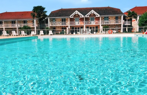Le Verdon-sur-Mer Apartment | Homerez - Apt Verdon-sur-Mer, Shared Pool