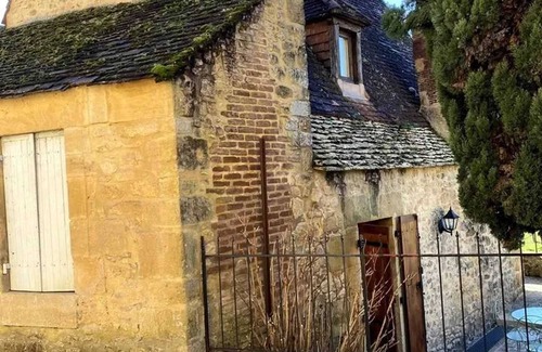 Montfort House | Homerez - Charming House in Vitrac with Garden and Terrace