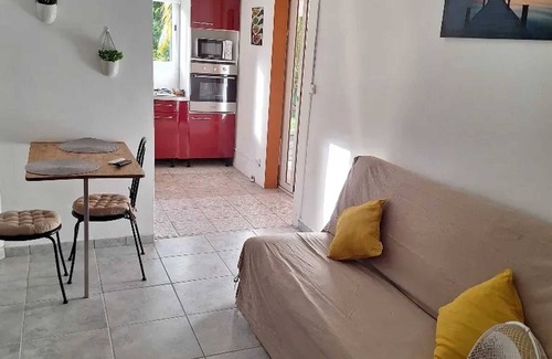 L'Houezel House | Homerez - Cozy house with terrace in Le Gosier 40 m²