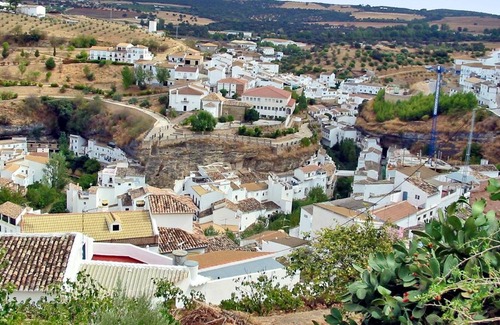 Setenil de las Bodegas House | Homerez - Spacious house for 4 ppl. with balcony at Setenil de las Bodegas