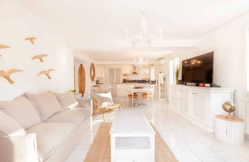 Le Revest-les-Eaux Apartment | Homerez - Flat Revest-les-Eaux, pool