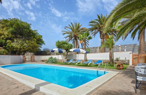 Buenavista del Norte House | Homerez - House 1 km away from the beach for 4 ppl. with shared pool and garden