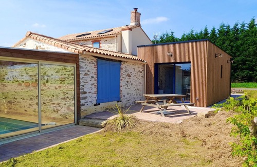 La Chapelle-Achard House | Homerez - House 15 km away from the beach for 2 ppl. with shared pool and garden